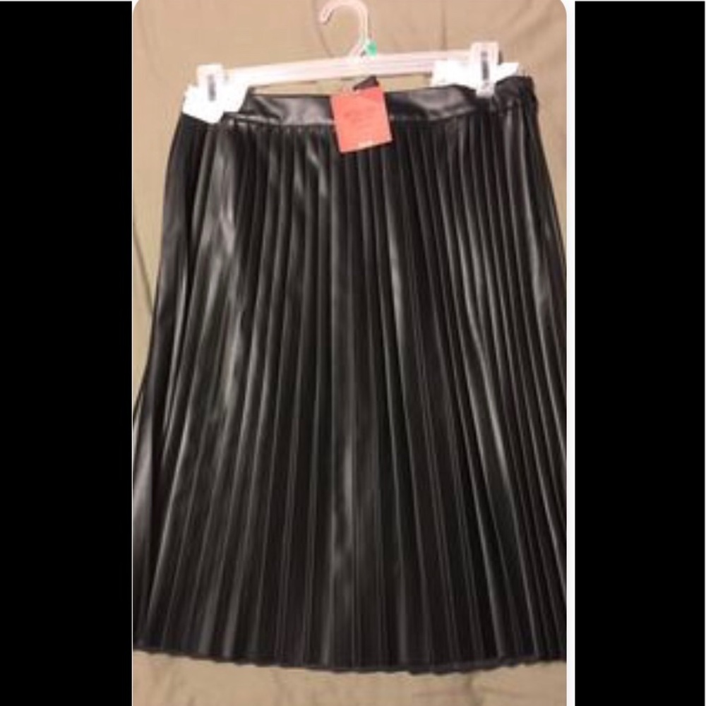 PLEATED LEATHER SKIRT
